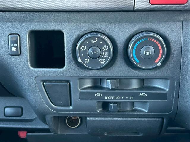 手の届きやすいところで簡単操作ができる空調付き！オールシーズンお好みの温度調節ができます。