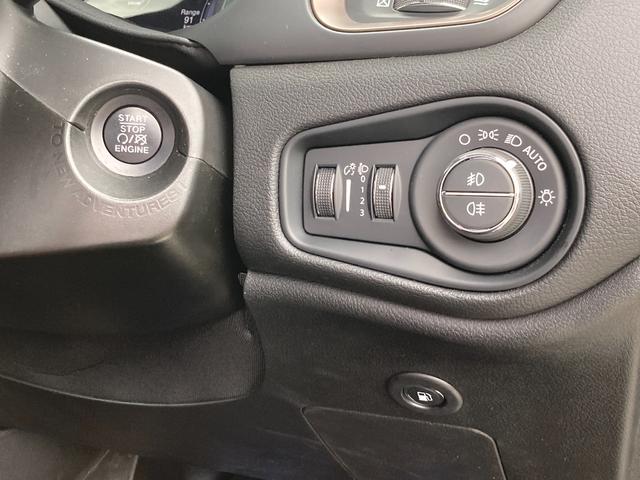 ジープ・レネゲード４ｘｅ アップランド　４ｘｅ　限定車　フルセグナビ　ＡＣＣ　ＡｐｐｌｅＣａｒＰｌａｙ　シートヒーター　ステアリングヒーター　バックカメラ　ＥＴＣ２．０　純正１７インチＡＷ　レーンアシスト（28枚目）