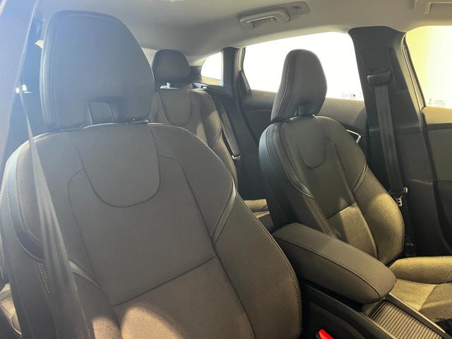 快適なショールームにて、お車選びのお手伝いから、ご購入後の整備待ちまで、ご対応致します。