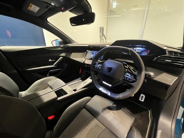 ３０８ ＧＴハイブリッド　マイルドハイブリッド　ハーフレザー　純正ナビ　マトリクスＬＥＤ　電動シート　シートヒーター　ｉ－ｔｏｇｇｌｅ　３Ｄメーター　カープレイ　　アクティブクルコン　衝突軽減Ｂ　レーンキープ（8枚目）