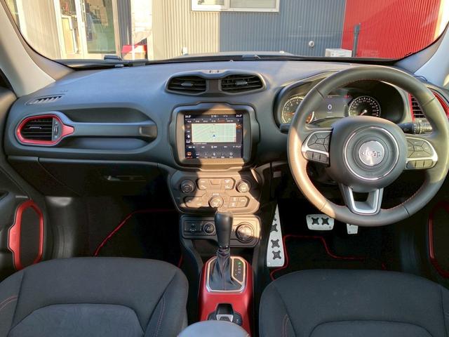 ジープ・レネゲード トレイルホーク　４ＷＤ　ドライブレコーダー　クリアランスソナー　オートクルーズコントロール　レーンアシスト　ナビ　オートライト　ＬＥＤヘッドランプ　スマートキー　アイドリングストップ　ＡＴ　盗難防止システム　ＵＳＢ（2枚目）