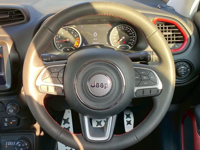 ジープ・レネゲード トレイルホーク　４ＷＤ　ドライブレコーダー　クリアランスソナー　オートクルーズコントロール　レーンアシスト　ナビ　オートライト　ＬＥＤヘッドランプ　スマートキー　アイドリングストップ　ＡＴ　盗難防止システム　ＵＳＢ（3枚目）