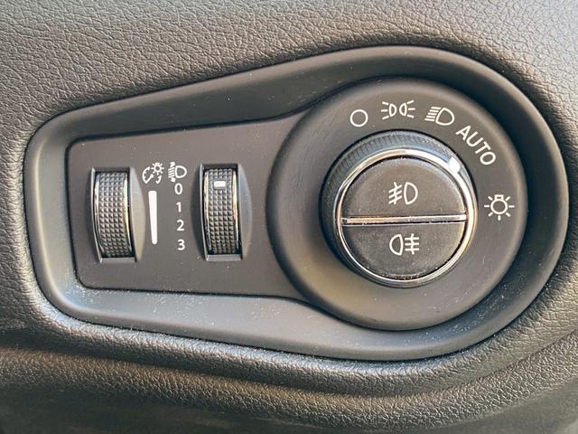 ジープ・レネゲード トレイルホーク　４ＷＤ　ドライブレコーダー　クリアランスソナー　オートクルーズコントロール　レーンアシスト　ナビ　オートライト　ＬＥＤヘッドランプ　スマートキー　アイドリングストップ　ＡＴ　盗難防止システム　ＵＳＢ（8枚目）