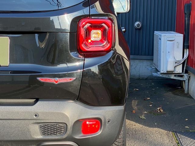 ジープ・レネゲード トレイルホーク　４ＷＤ　ドライブレコーダー　クリアランスソナー　オートクルーズコントロール　レーンアシスト　ナビ　オートライト　ＬＥＤヘッドランプ　スマートキー　アイドリングストップ　ＡＴ　盗難防止システム　ＵＳＢ（42枚目）