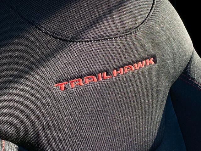 ジープ・レネゲード トレイルホーク　４ＷＤ　ドライブレコーダー　クリアランスソナー　オートクルーズコントロール　レーンアシスト　ナビ　オートライト　ＬＥＤヘッドランプ　スマートキー　アイドリングストップ　ＡＴ　盗難防止システム　ＵＳＢ（46枚目）