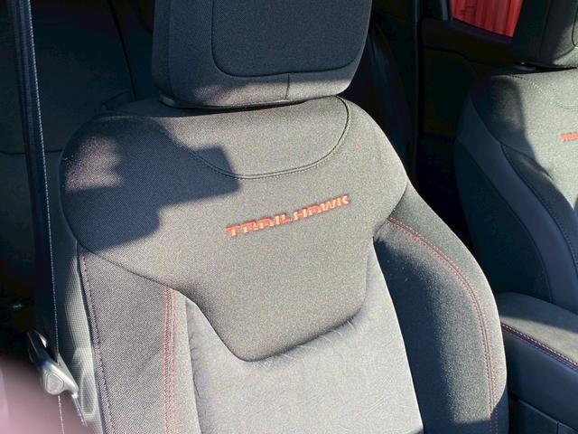 ジープ・レネゲード トレイルホーク　４ＷＤ　ドライブレコーダー　クリアランスソナー　オートクルーズコントロール　レーンアシスト　ナビ　オートライト　ＬＥＤヘッドランプ　スマートキー　アイドリングストップ　ＡＴ　盗難防止システム　ＵＳＢ（64枚目）