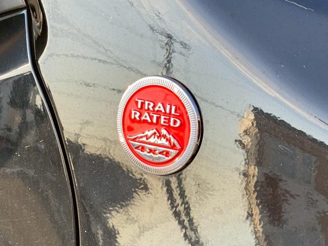 ジープ・レネゲード トレイルホーク　４ＷＤ　ドライブレコーダー　クリアランスソナー　オートクルーズコントロール　レーンアシスト　ナビ　オートライト　ＬＥＤヘッドランプ　スマートキー　アイドリングストップ　ＡＴ　盗難防止システム　ＵＳＢ（65枚目）