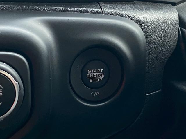 キーを所持しているだけでドアの施錠／開錠からエンジンの始動／停止が可能となっております。