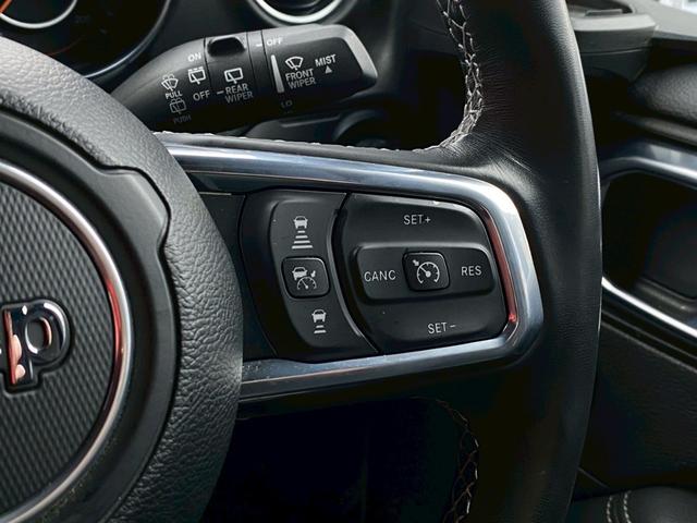 アダプティブクルーズコントロールは、前方車両との安全な車間距離を保ち、走行速度を自動的に調整します。前方の車両が減速すると自車両も減速し安全な車間距離をキープします。