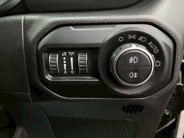 周囲の明るさに応じて自動的にヘッドライトをオン／オフするオートライトシステムを装備しております。