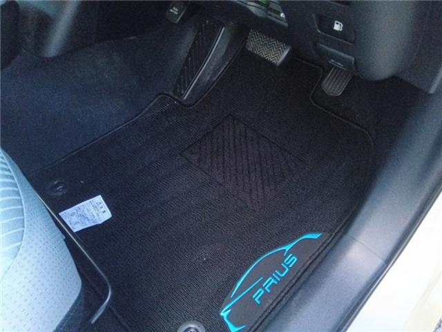 プリウス Ｓ　ワンオーナー　セーフティセンス　純正ナビ　ＴＶ　バックカメラ（17枚目）