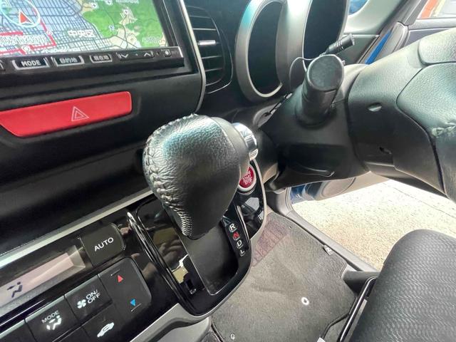 N-BOXカスタム G SSパッケージ 4WD 両側電動スライドドア ナビ TV オートライト HID スマートキー アイドリングストップ 電動格納ミラー ベンチシート CVT 盗難防止システム ABS ESC CD DVD再生 USB(9枚目)