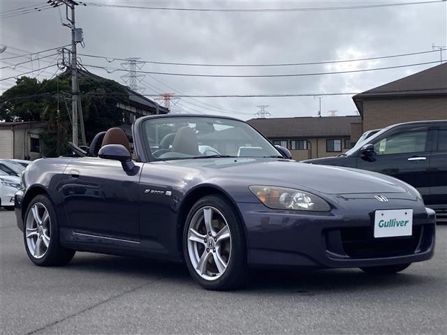Ｓ２０００ ベースグレード　ＣＤ再生機能付きオーディオ◇本革レザーシート　電動フルオープンカー　ＨＩＤヘッドライト　純正１７ｉｎアルミホイール　フロアマット　リモコンキー　取扱説明書　保証書（1枚目）