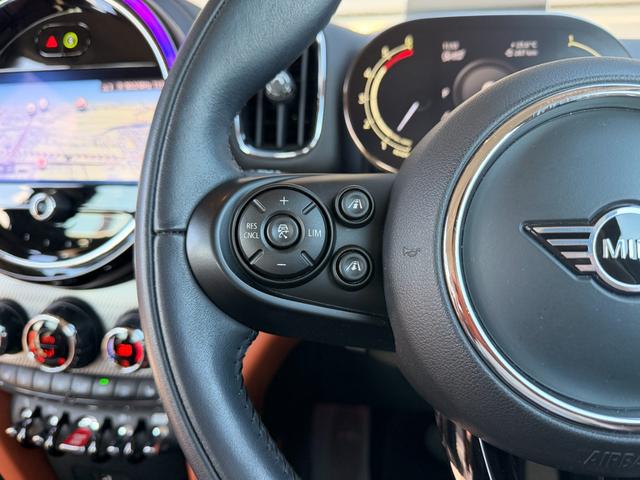 ＭＩＮＩ クーパーＤ　クロスオーバー　禁煙車　茶革　ＡＬＬ４トリム　デジタルパッケージプラス　純正前後ドラレコ　バックカメラ　ＨＵＤ　インテリジェントセーフティ　前席シートヒータ　パワーテールゲート　ＡＣＣ　純正１８ＡＷ　シートメモリー（8枚目）