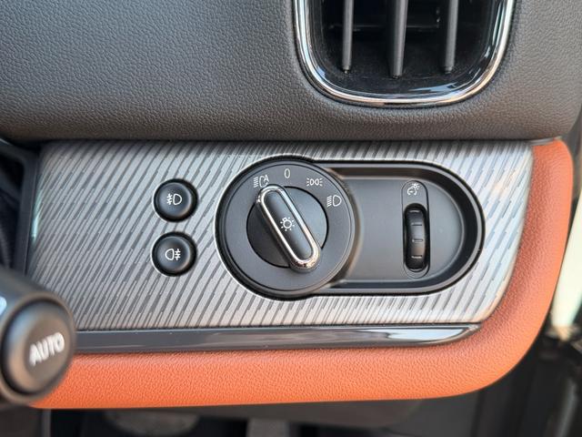 ＭＩＮＩ クーパーＤ　クロスオーバー　禁煙車　茶革　ＡＬＬ４トリム　デジタルパッケージプラス　純正前後ドラレコ　バックカメラ　ＨＵＤ　インテリジェントセーフティ　前席シートヒータ　パワーテールゲート　ＡＣＣ　純正１８ＡＷ　シートメモリー（10枚目）