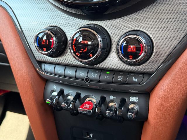 ＭＩＮＩ クーパーＤ　クロスオーバー　禁煙車　茶革　ＡＬＬ４トリム　デジタルパッケージプラス　純正前後ドラレコ　バックカメラ　ＨＵＤ　インテリジェントセーフティ　前席シートヒータ　パワーテールゲート　ＡＣＣ　純正１８ＡＷ　シートメモリー（15枚目）