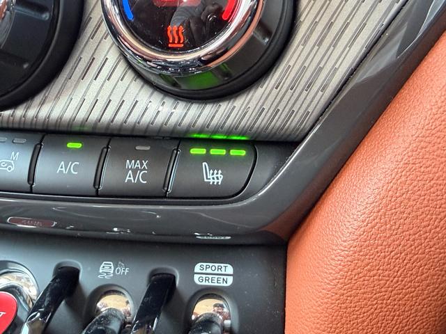 ＭＩＮＩ クーパーＤ　クロスオーバー　禁煙車　茶革　ＡＬＬ４トリム　デジタルパッケージプラス　純正前後ドラレコ　バックカメラ　ＨＵＤ　インテリジェントセーフティ　前席シートヒータ　パワーテールゲート　ＡＣＣ　純正１８ＡＷ　シートメモリー（17枚目）