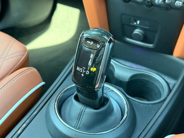 ＭＩＮＩ クーパーＤ　クロスオーバー　禁煙車　茶革　ＡＬＬ４トリム　デジタルパッケージプラス　純正前後ドラレコ　バックカメラ　ＨＵＤ　インテリジェントセーフティ　前席シートヒータ　パワーテールゲート　ＡＣＣ　純正１８ＡＷ　シートメモリー（18枚目）