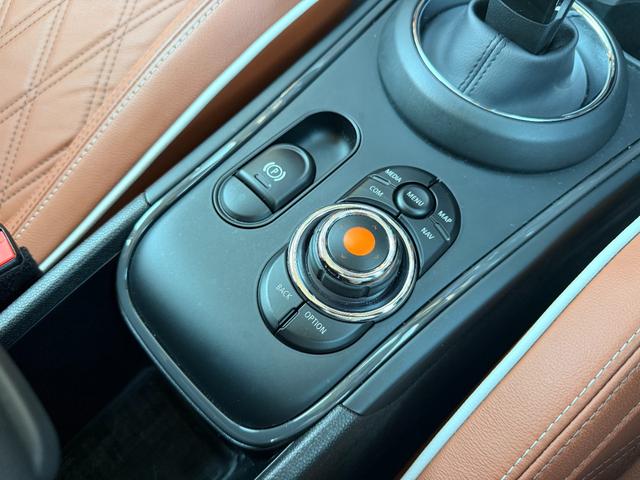 ＭＩＮＩ クーパーＤ　クロスオーバー　禁煙車　茶革　ＡＬＬ４トリム　デジタルパッケージプラス　純正前後ドラレコ　バックカメラ　ＨＵＤ　インテリジェントセーフティ　前席シートヒータ　パワーテールゲート　ＡＣＣ　純正１８ＡＷ　シートメモリー（19枚目）