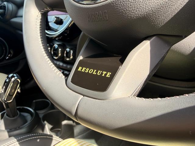 ＭＩＮＩ クーパー　レゾリュート・エディション　１オーナー　禁煙車　特別仕様車　ハーフレザー　クルコン　ＡｐｐｌｅＣａｒＰｌａｙ　ＡｎｄｒｏｉｄＡｕｔｏ　バックカメラ　前席シートヒーター　スマートキー　前後ドラレコ　ＬＥＤヘッドライト　純正１８ＡＷ（2枚目）