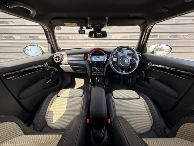 ＭＩＮＩ クーパー　レゾリュート・エディション　１オーナー　禁煙車　特別仕様車　ハーフレザー　クルコン　ＡｐｐｌｅＣａｒＰｌａｙ　ＡｎｄｒｏｉｄＡｕｔｏ　バックカメラ　前席シートヒーター　スマートキー　前後ドラレコ　ＬＥＤヘッドライト　純正１８ＡＷ（6枚目）