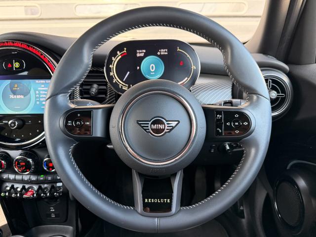 ＭＩＮＩ クーパー　レゾリュート・エディション　１オーナー　禁煙車　特別仕様車　ハーフレザー　クルコン　ＡｐｐｌｅＣａｒＰｌａｙ　ＡｎｄｒｏｉｄＡｕｔｏ　バックカメラ　前席シートヒーター　スマートキー　前後ドラレコ　ＬＥＤヘッドライト　純正１８ＡＷ（8枚目）