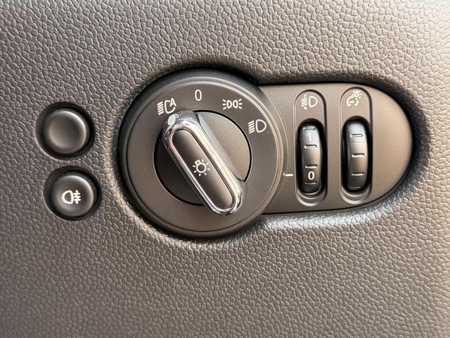 ＭＩＮＩ クーパー　レゾリュート・エディション　１オーナー　禁煙車　特別仕様車　ハーフレザー　クルコン　ＡｐｐｌｅＣａｒＰｌａｙ　ＡｎｄｒｏｉｄＡｕｔｏ　バックカメラ　前席シートヒーター　スマートキー　前後ドラレコ　ＬＥＤヘッドライト　純正１８ＡＷ（11枚目）