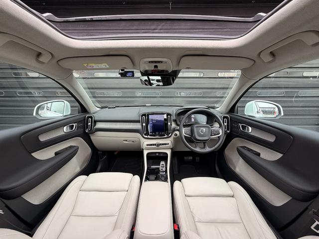 ＸＣ４０ Ｔ５　ＡＷＤ　インスクリプション　禁煙車　スライディングルーフ　ｈａｒｍａｎ／ｋａｒｄｏｎ　クリスタルシフトノブ　３６０度カメラ　全席シートヒータ　ステアリングヒータ　前後ドラレコ　ハンズフリーパワーテールゲート　純正１９ＡＷ　ＡＣＣ（8枚目）