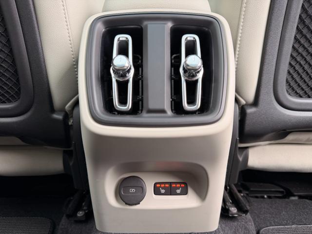 ＸＣ４０ Ｔ５　ＡＷＤ　インスクリプション　禁煙車　スライディングルーフ　ｈａｒｍａｎ／ｋａｒｄｏｎ　クリスタルシフトノブ　３６０度カメラ　全席シートヒータ　ステアリングヒータ　前後ドラレコ　ハンズフリーパワーテールゲート　純正１９ＡＷ　ＡＣＣ（27枚目）