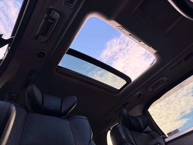 ヴェルファイアハイブリッド ZR Gエディション 1オーナ 禁煙車 スライディングルーフ インテリジェントルームミラー ヒータ&クーラ付フロントシート ヒータ付リアシート ステアリングヒータ フリップダウンモニター パワーバックドア 17AW ACC(3枚目)