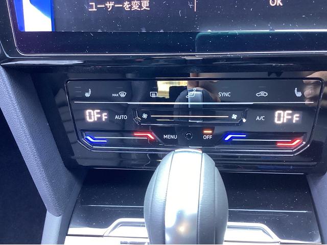 ３ゾーンフルオートエアコンは、運転席と助手席でそれぞれお好みの温度に設定できます。これからの季節はあるとうれしい機能ですね。