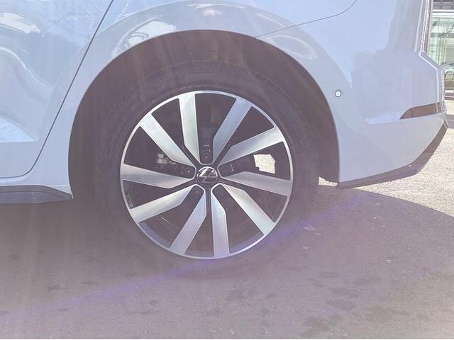 ゴルフトゥーラン TSI Rライン 正規ディーラー認定中古車 LEDヘッドライト サンブラインド シートヒーター サンルーフ 純正ナビゲーション(7枚目)