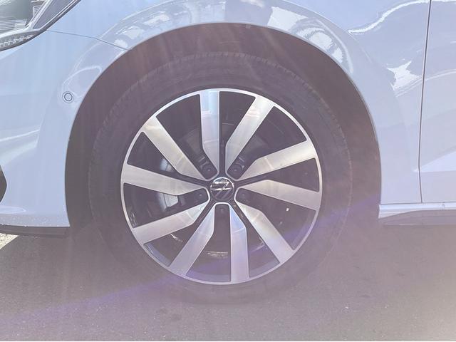 ゴルフトゥーラン TSI Rライン 正規ディーラー認定中古車 LEDヘッドライト サンブラインド シートヒーター サンルーフ 純正ナビゲーション(8枚目)
