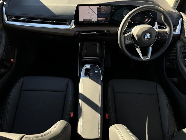 2シリーズ 弊社デモンストレーションカー 禁煙車両 アクティブクルーズコントロール トップビューカメラ フロントシートヒーター ブラックレザーシート Bluetooth ウッドトリム ワイヤレスチャージ(3枚目)