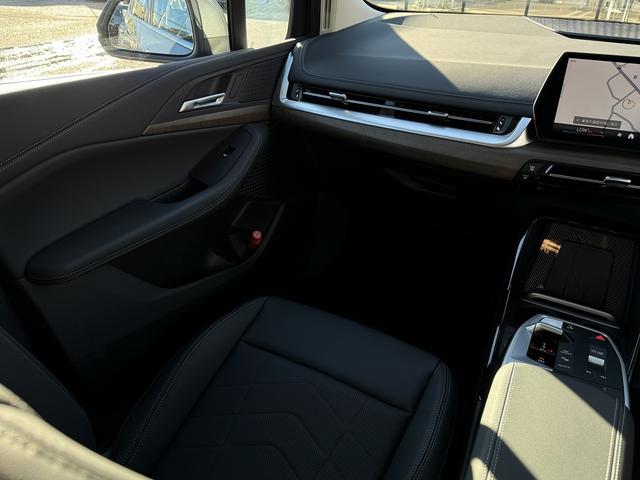 2シリーズ 弊社デモンストレーションカー 禁煙車両 アクティブクルーズコントロール トップビューカメラ フロントシートヒーター ブラックレザーシート Bluetooth ウッドトリム ワイヤレスチャージ(22枚目)