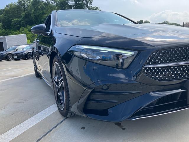 Ａクラスセダン Ａ１８０セダン　ＡＭＧラインパッケージ　弊社デモカー車両／禁煙車／パノラミックスライディングルーフ／アドバンスドパッケージ／３６０°カメラ／ヘッドアップディスプレイ／ブランドロゴプロジェクター／アンビエントライト６４色／新車保障継承車両（30枚目）