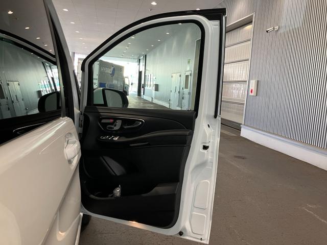 Ｖクラス Ｖ２２０ｄ　アバンギャルド　ＡＭＧライン　認定中古車２年保証／弊社お下取り車両／ＡＭＧライン／アンビエントライト／電動リアゲート／本革シート／前席シートヒーター／両側電動スライドドア／３列シート／分割式リアゲート／ＭＢＵＸナビゲーションシステ（29枚目）