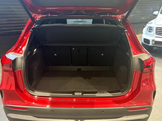 ＧＬＡクラス ＧＬＡ１８０　ＡＭＧラインパッケージ　弊社デモカー車両／新車保証継承車両／パタゴニアレッド／禁煙車／純正ドライブレコーダー／アダプティブダンピングシステム付きサスペンション／メモリー付きパワーシート／３６０°カメラシステム／フットトランク（8枚目）