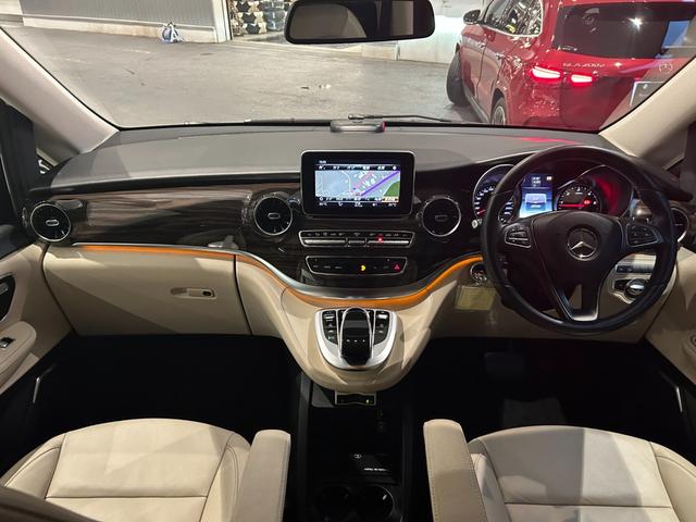 Vクラス V220d アバンギャルド ロング エクスクルーシブシートパッケージ/2列目シートベンチレーター/フルフラット機能付3列シート/COMANDシステム/シートヒーター/メモリー付パワーシート/2列目オットマン/レーダーセーフティパッケージ(10枚目)