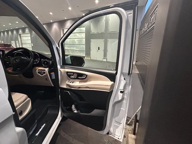 Vクラス V220d アバンギャルド ロング エクスクルーシブシートパッケージ/2列目シートベンチレーター/フルフラット機能付3列シート/COMANDシステム/シートヒーター/メモリー付パワーシート/2列目オットマン/レーダーセーフティパッケージ(12枚目)