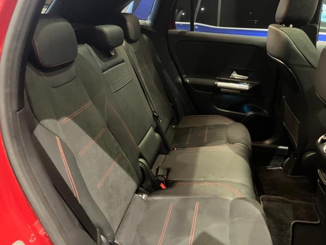GLAクラス GLA200d 4マチック AMGラインパッケージ パノラミックスライディングルーフ/パタゴニアレッド/メモリー付パワーシート/アンビエントライト64色/ワイヤレス充電/360°カメラ/MBUX搭載車両/新車保証継承車両(7枚目)