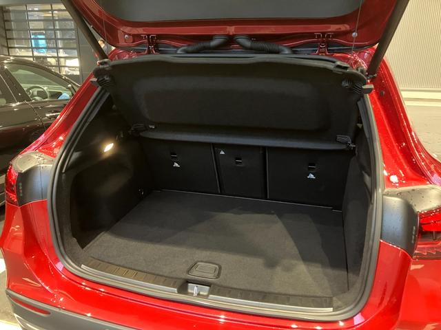 GLAクラス GLA200d 4マチック AMGラインパッケージ パノラミックスライディングルーフ/パタゴニアレッド/メモリー付パワーシート/アンビエントライト64色/ワイヤレス充電/360°カメラ/MBUX搭載車両/新車保証継承車両(9枚目)