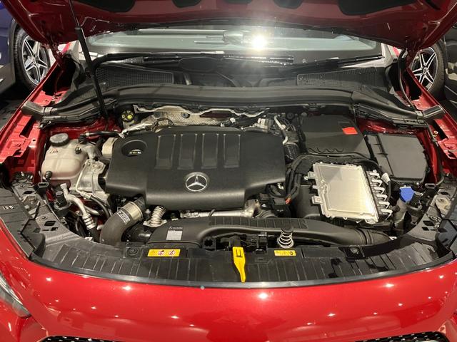 GLAクラス GLA200d 4マチック AMGラインパッケージ パノラミックスライディングルーフ/パタゴニアレッド/メモリー付パワーシート/アンビエントライト64色/ワイヤレス充電/360°カメラ/MBUX搭載車両/新車保証継承車両(11枚目)