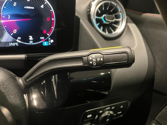 GLAクラス GLA200d 4マチック AMGラインパッケージ パノラミックスライディングルーフ/パタゴニアレッド/メモリー付パワーシート/アンビエントライト64色/ワイヤレス充電/360°カメラ/MBUX搭載車両/新車保証継承車両(17枚目)