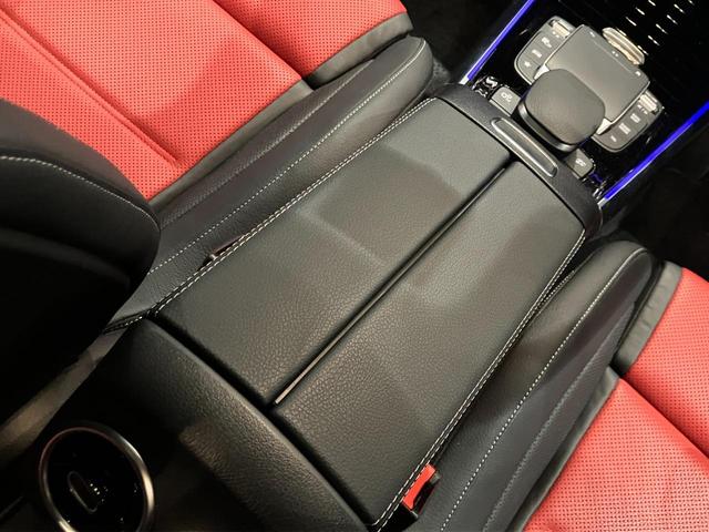 GLAクラス GLA45 S 4マチック+ AMGアドバンスドパッケージ/AMGパフォーマンスパッケージ/パノラミックスライディングルーフ/本革シート/ヘッドアップディスプレイ/AMGパフォーマンスステアリング/アンビエントライト64色/シート(35枚目)