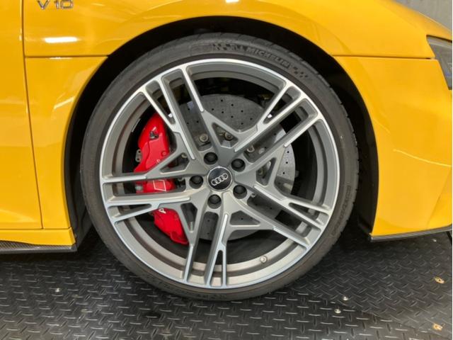 R8 V10 パフォーマンス FSI クワトロ 4WD B&Oサウンド/ファインナッパレザー/カーボンブレーキ/カーボンエクステリア&インテリア/フロントプロテクション施工/アルカンターラルーフ/ダイナミックステアリング/バックカメラ(4枚目)