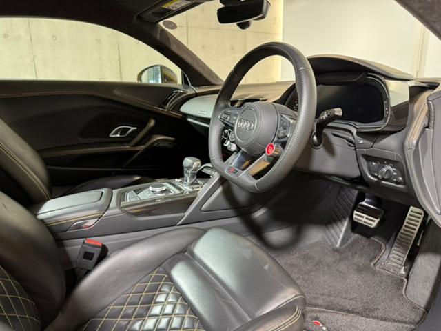 R8 V10 パフォーマンス FSI クワトロ 4WD B&Oサウンド/ファインナッパレザー/カーボンブレーキ/カーボンエクステリア&インテリア/フロントプロテクション施工/アルカンターラルーフ/ダイナミックステアリング/バックカメラ(5枚目)