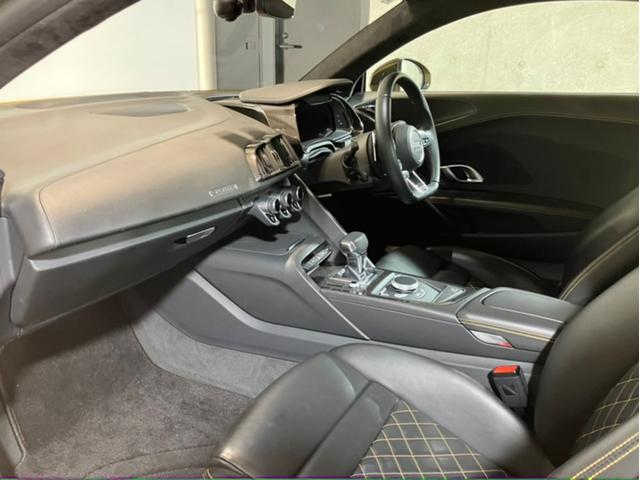 R8 V10 パフォーマンス FSI クワトロ 4WD B&Oサウンド/ファインナッパレザー/カーボンブレーキ/カーボンエクステリア&インテリア/フロントプロテクション施工/アルカンターラルーフ/ダイナミックステアリング/バックカメラ(8枚目)