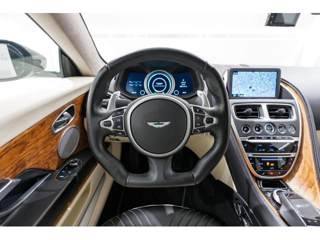 DB11 AMR 左H/カーボンファイバーエクステリア/プレミアムオーディオ/レッドキャリパー/カーボンファイバードアハンドル/カーボンファイバードアミラー/鍛造AMRホイール(2枚目)