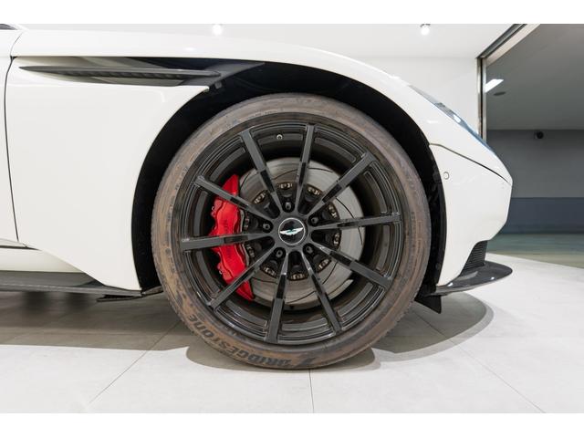 DB11 AMR 左H/カーボンファイバーエクステリア/プレミアムオーディオ/レッドキャリパー/カーボンファイバードアハンドル/カーボンファイバードアミラー/鍛造AMRホイール(4枚目)